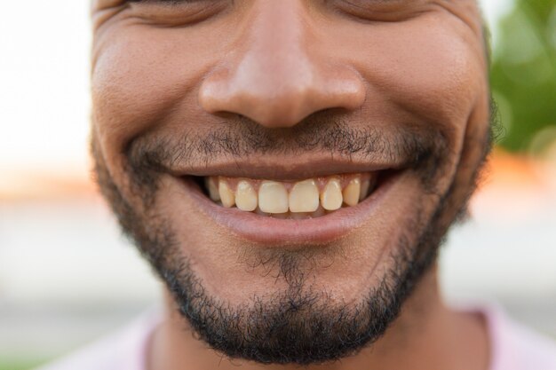 Primer plano de cara masculina sonriente