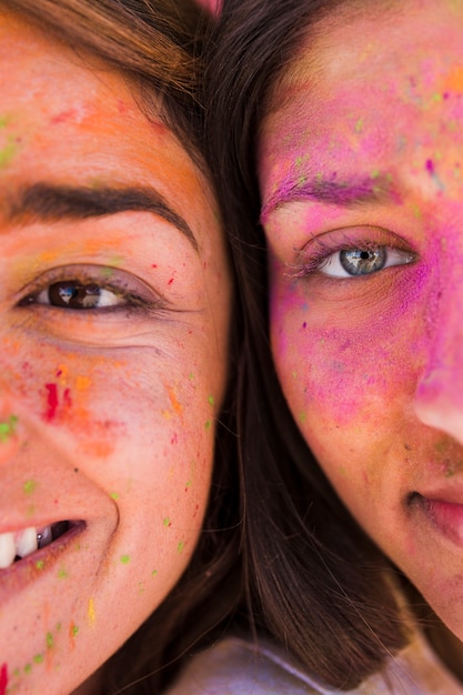 Primer plano de cara de mujer con polvo holi.