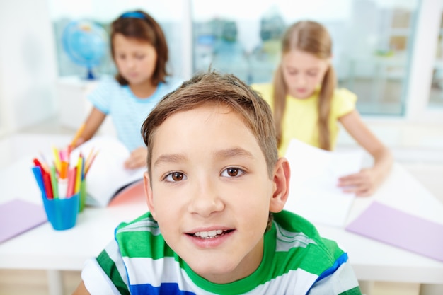 Primer plano de la cara de un sonriente alumno