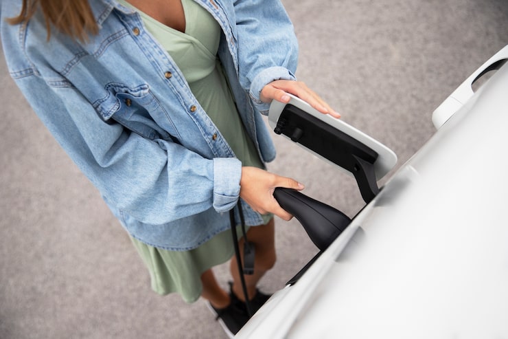 Foto gratuito un primer plano de la carga de los coches eléctricos
