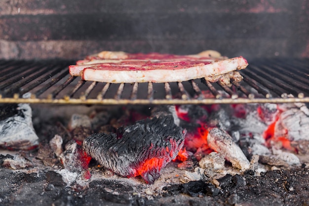 Primer plano de una carne en la parrilla de la barbacoa