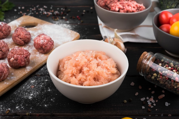 Primer plano de carne picada y albóndigas