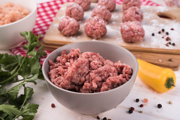 Primer plano de carne picada y albóndigas