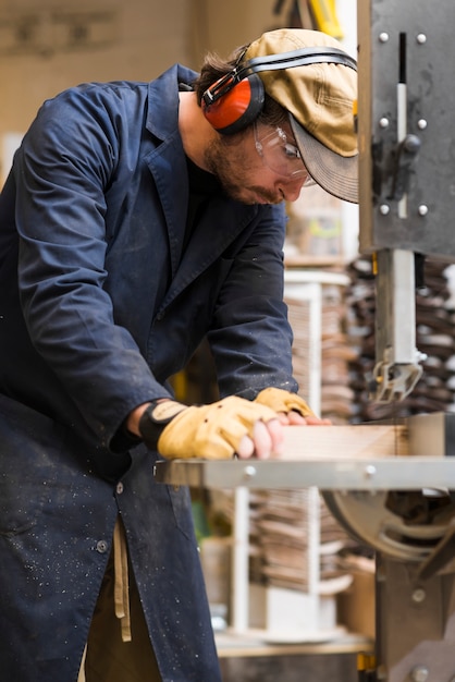 Primer plano de un carpintero hombre trabajando con madera