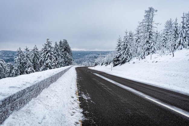 Primer plano de una carretera en las montañas de la Selva Negra, Alemania en invierno