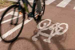 Foto gratuita primer plano de carril bici en la carretera