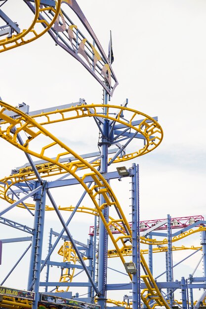 Primer plano del carril de la montaña rusa en el parque de atracciones