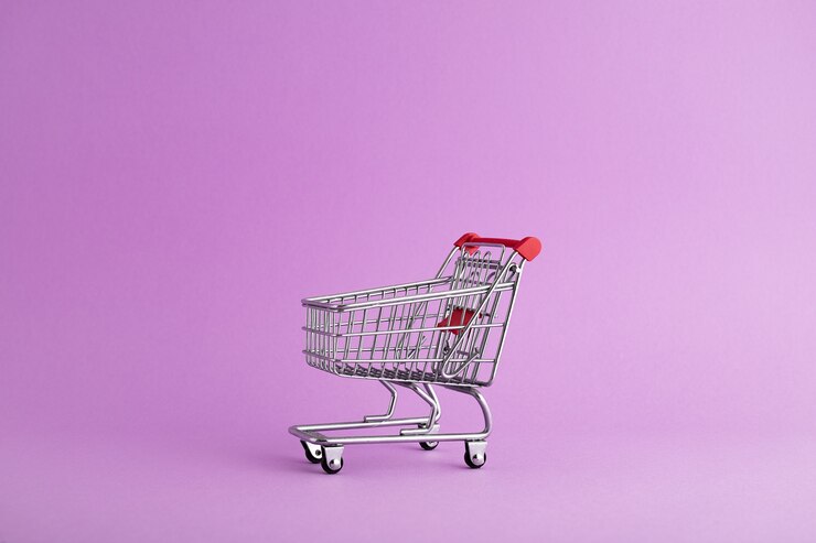 Foto gratuito primer plano de un carro vacío listo para las compras navideñas, fondo púrpura