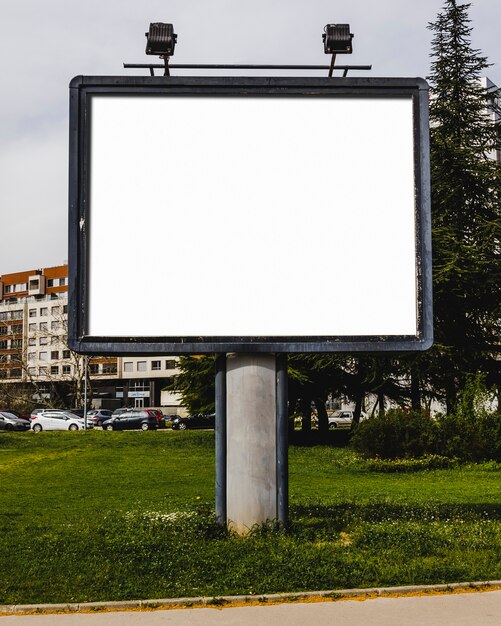 Primer plano de cartelera en blanco blanco con lámpara