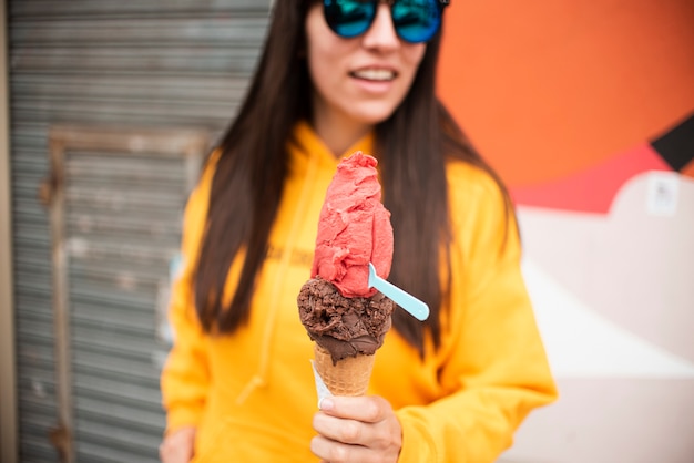 Primer plano casual mujer con helado