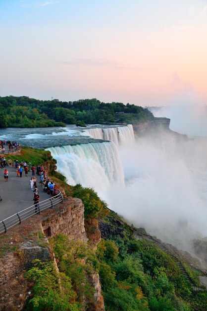 Primer plano de las Cataratas del Niágara al atardecer