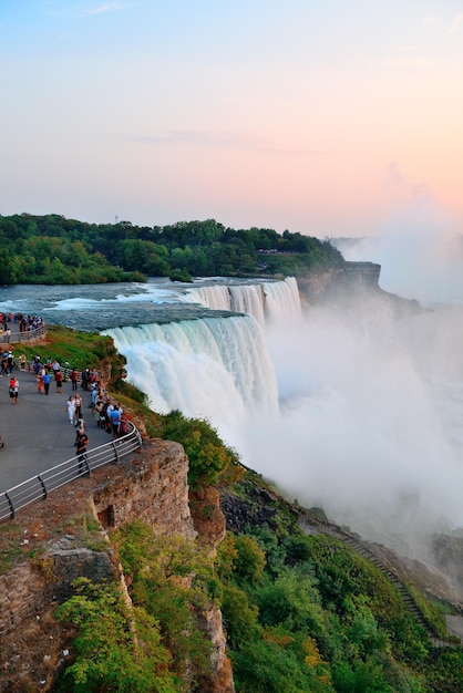 Primer plano de las Cataratas del Niágara al atardecer