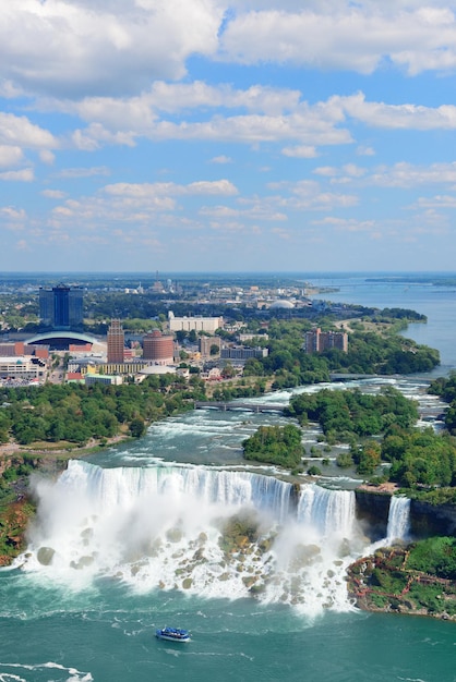 Primer plano de las Cataratas del Niágara en el día sobre el río con edificios