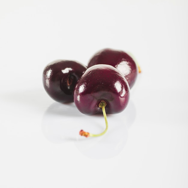 Foto gratuita primer plano de cerezas jugosas sobre fondo blanco