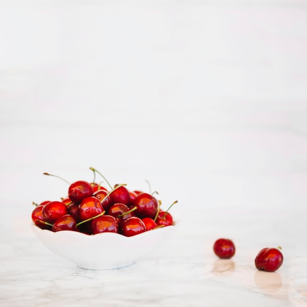 Primer plano de cerezas rojas frescas en un tazón