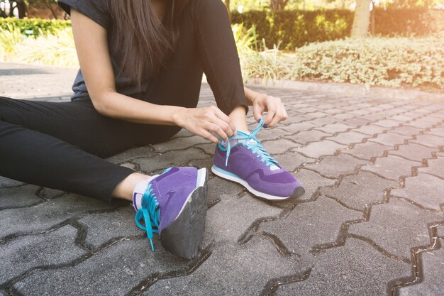 Primer plano de chica atándose los cordones