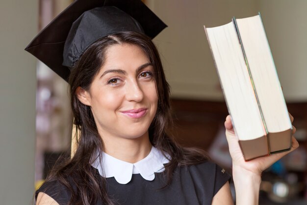 Primer plano de chica enseñando dos libros