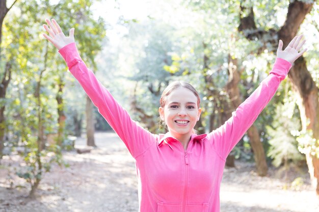 Primer plano de chica feliz con sudadera rosa