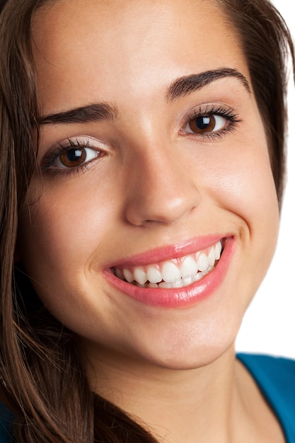 Primer plano de chica con ojos marrones y una gran sonrisa