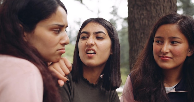 Primer plano de las chicas en el bosque pasando tiempo juntas