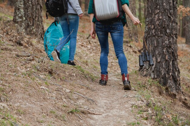 Primer plano chicas caminando al aire libre