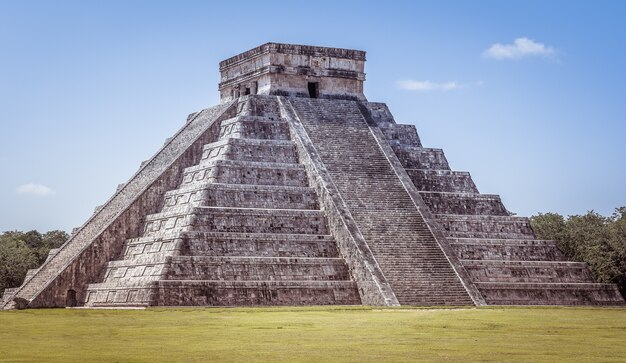 Primer plano de Chichén Itzá en México bajo un cielo azul claro