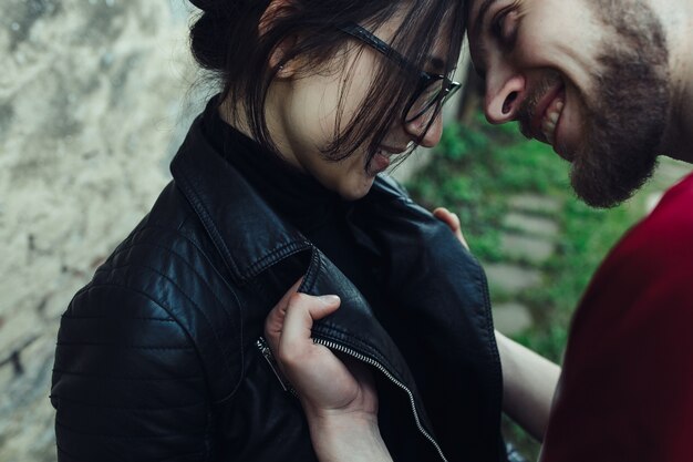 Primer plano de chico sonriente mirando a su novia guapa