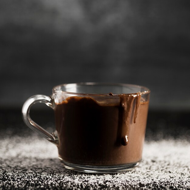 Primer plano de chocolate derretido en una taza transparente