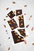 Foto gratuita primer plano de chocolate con nueces