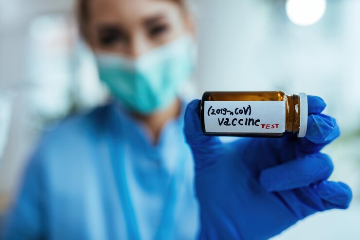 Foto gratuito primer plano de un científico que sostiene una muestra de prueba de la vacuna contra el coronavirus