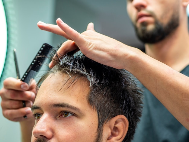 Primer plano de cliente y peluquero