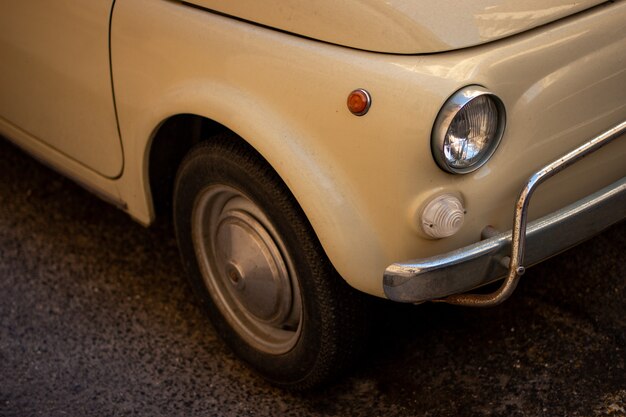 Primer plano de un coche retro blanco frío estacionado en la calle