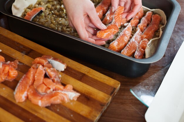 Primer plano de cocinar pastel de pescado