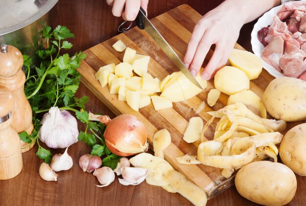 Primer plano de cocinar patatas con carne