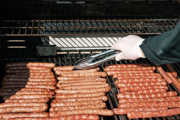 Primer plano de cocinar salchichas a la parrilla