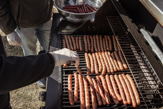 Primer plano de cocinar salchichas a la parrilla