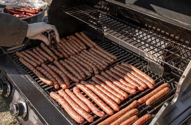 Primer plano de cocinar salchichas a la parrilla