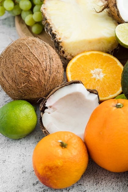 Primer plano de coco fresco con naranjas y piña