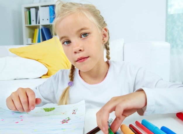 Primer plano de colegiala cogiendo un lápiz