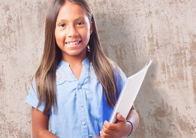 Foto gratuita primer plano de colegiala preparada para ir a la escuela