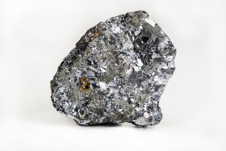 Foto gratuito primer plano de una colorida piedra mineral bajo las luces aislado sobre un fondo blanco.