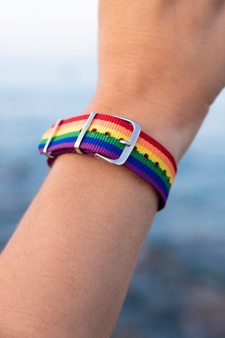 Foto gratuito primer plano de una colorida pulsera en el brazo de una persona