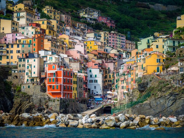 Primer plano de coloridas casas en el pueblo costero de Riomaggiore, Italia