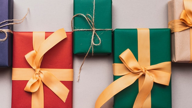 Foto gratuita primer plano de coloridos regalos de navidad con cinta