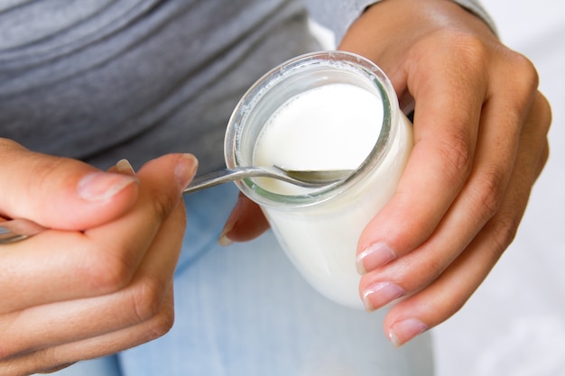 Foto gratuita primer plano de comer yogur femenina