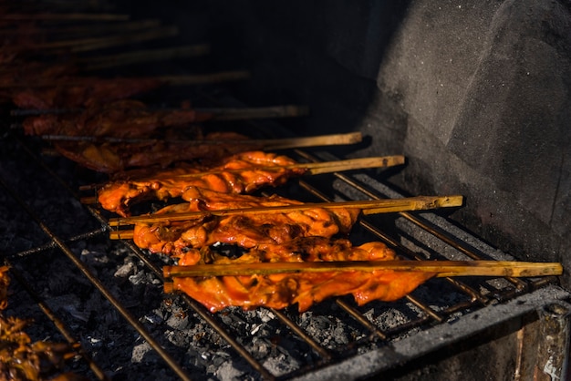 Primer plano de comida callejera tailandesa