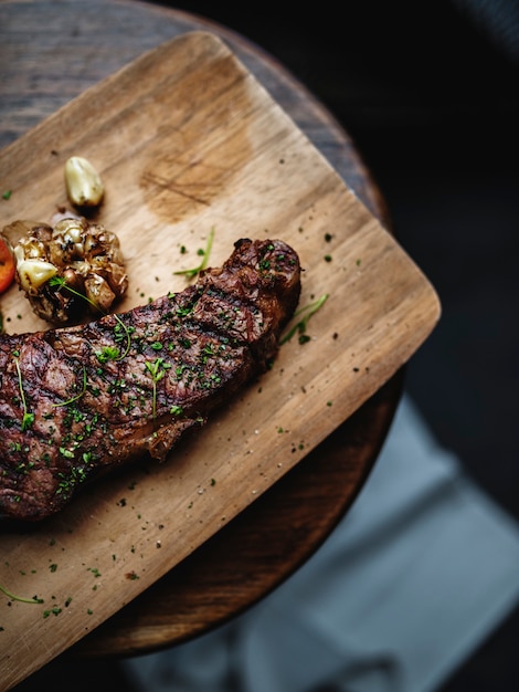 Foto gratuita primer plano de comida estilo bistec en estilo rústico