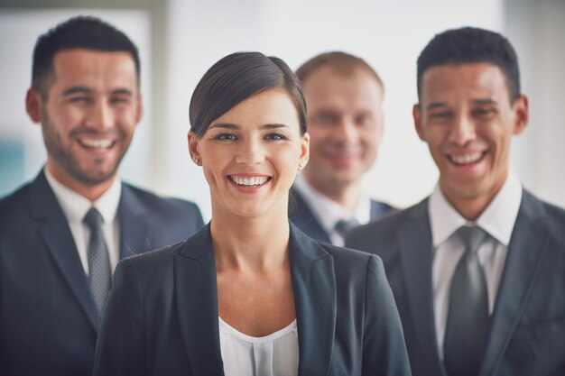 Primer plano de compañeros de trabajo riendo