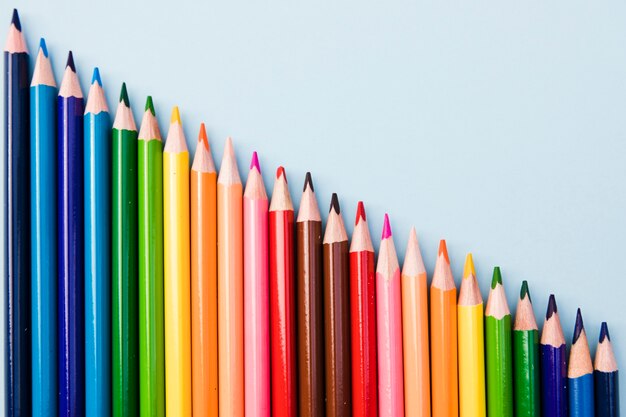 Primer plano conjunto de lápices de colores