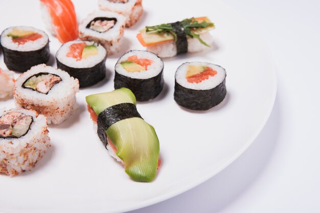 Primer plano conjunto de sushi en un plato